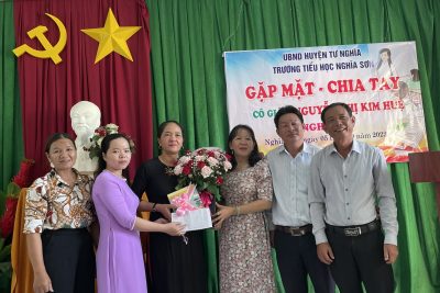 Gặp mặt – chia tay cô giáo Nguyễn Thị Kim Huệ – Nguyên Bí thư Chi bộ, Nguyên Hiệu trưởng Trường Tiểu học Nghĩa Sơn.